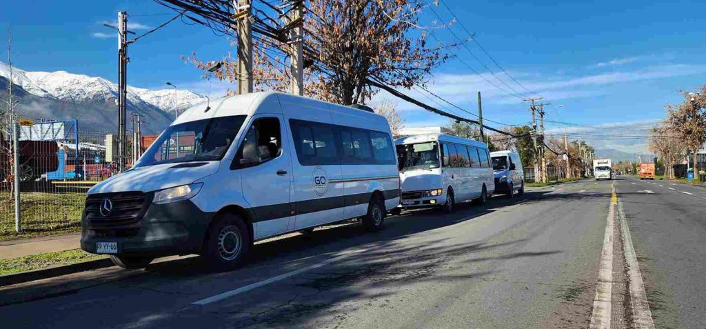 una van y un minibus