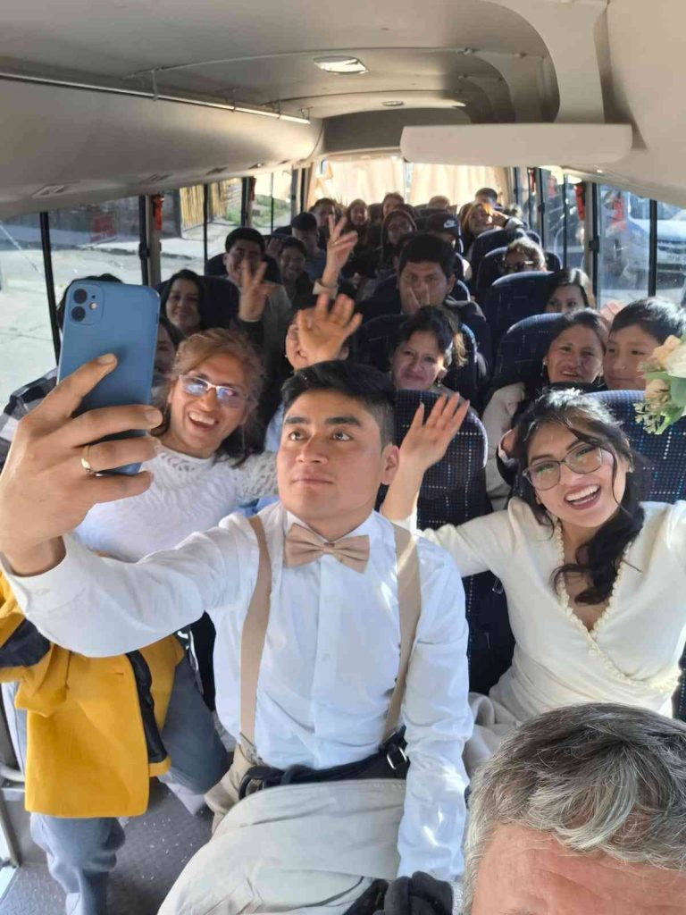 pasajeros dentro de la van camino a un matrimonio