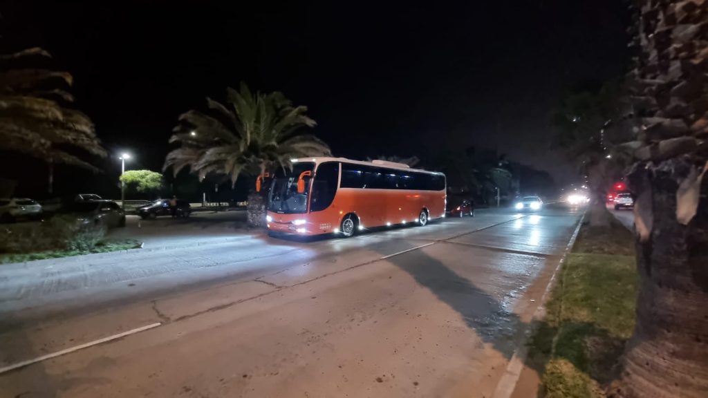 transporte nocturno en bus de colaboradores