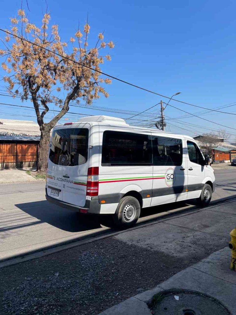 Van blanca para el transporte de colaboradores