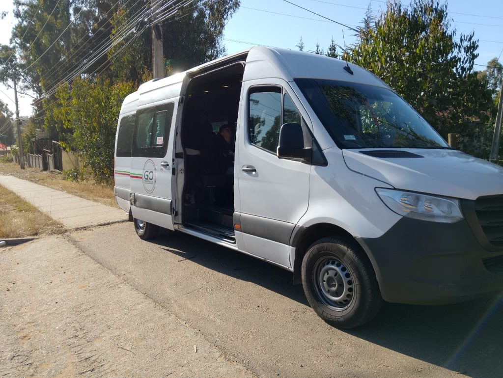 Van blanca con puertas abiertas